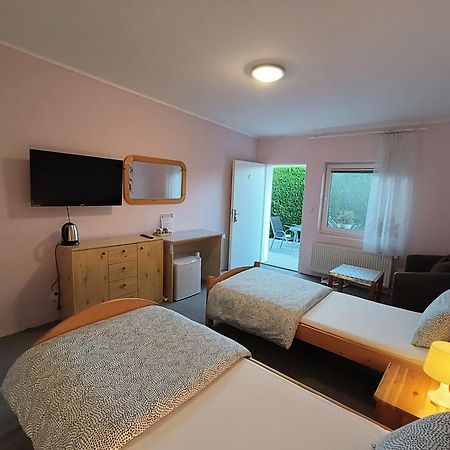 Cozy Room With Garden In Bratysława Zewnętrze zdjęcie