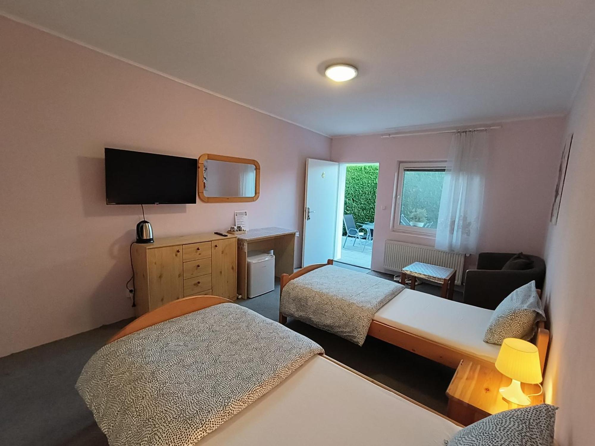 Cozy Room With Garden In Bratysława Zewnętrze zdjęcie
